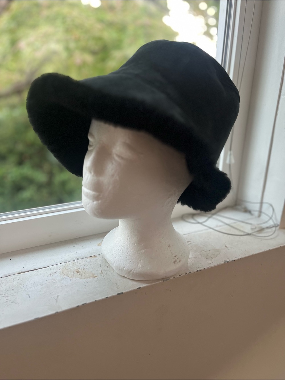 Women's Black sheepskin shearling Bucket Hat - sacks fifth avenue